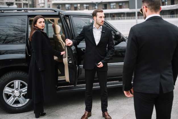 undefinedSponsor</strong>‘></p>
<p>Рекомендуем обратить внимание на модели Mercedes, которые идеально подходят для такси. Mercedes-Benz E-Class и V-Class обеспечивают комфорт и простор для пассажиров. Эти автомобили отличаются высоким уровнем безопасности и надежности.</p>
<p>Mercedes E-Class предлагает:</p>
<ul>
<li>Просторный салон с качественной отделкой.</li>
<li>Современные системы помощи водителю.</li>
<li>Экономичный расход топлива.</li>
</ul>
<p>Mercedes V-Class, в свою очередь, подходит для групповых перевозок:</p>
<ul>
<li>Вместимость до 8 человек.</li>
<li>Гибкая конфигурация сидений.</li>
<li>Удобные технологии для пассажиров.</li>
</ul>
<p>Оба автомобиля обеспечивают высокий уровень комфорта и безопасности, что делает их отличным выбором для такси. Выбор модели зависит от ваших потребностей: для индивидуальных поездок выбирайте E-Class, для групповых – V-Class.</p>
<h2>Выбираем Mercedes для такси: топовые модели и причины популярности</h2>
<p>Mercedes-Benz E-Class занимает лидирующие позиции среди такси благодаря своему комфорту и надежности. Просторный салон и высококачественные материалы создают приятную атмосферу для пассажиров. Эффективные двигатели обеспечивают отличную экономию топлива, что снижает затраты на эксплуатацию.</p>
<p>Mercedes-Benz C-Class также популярен среди таксистов. Компактные размеры делают его маневренным в городских условиях. Современные технологии безопасности и удобные функции управления повышают уровень комфорта и защищенности пассажиров.</p>
<p>Mercedes V-Class идеально подходит для перевозки групп. Вместимость до семи человек и большой багажник делают его отличным выбором для семейных поездок или трансферов. Удобные сиденья и возможность настройки интерьера под потребности клиентов добавляют привлекательности.</p>
<p>Причины популярности моделей Mercedes в такси:</p>
<ul>
<li><strong>Комфорт:</strong> Высококачественные материалы и продуманный дизайн обеспечивают приятные поездки.</li>
<li><strong>Надежность:</strong> Mercedes известен своей долговечностью и низким уровнем поломок.</li>
<li><strong>Безопасность:</strong> Современные системы безопасности защищают как водителя, так и пассажиров.</li>
<li><strong>Экономия:</strong> Эффективные двигатели снижают расходы на топливо.</li>
</ul>
<p>Выбор Mercedes для такси – это инвестиция в качество и комфорт, что делает поездки приятными для клиентов и выгодными для водителей.</p>
<h2>Какие модели Mercedes чаще всего используют водители такси и почему</h2>
<p>Mercedes-Benz E-Class занимает лидирующие позиции среди таксистов благодаря своему комфорту и надежности. Просторный салон и высококачественные материалы создают приятные условия для пассажиров. Кроме того, экономичный дизельный двигатель обеспечивает низкие эксплуатационные расходы.</p>
<p>Mercedes-Benz C-Class также популярен среди водителей такси. Компактные размеры делают его маневренным в городских условиях, а стильный дизайн привлекает клиентов. Модель предлагает хорошую управляемость и комфорт, что делает поездки приятными.</p>
<div style="clear:both; margin-top:0em; margin-bottom:1em;"><a href="https://yuzhn.ru/polnoe-rukovodstvo-po-raspolozheniyu-vyklyuchatelya-zadnego-hoda-na-avtomobile-kajron/" target="_blank" rel="dofollow" class="ubadd98167595b87aa2657fac1caa21ab"><!-- INLINE RELATED POSTS 1/3 //--><style> .ubadd98167595b87aa2657fac1caa21ab { padding:0px; margin: 0; padding-top:1em!important; padding-bottom:1em!important; width:100%; display: block; font-weight:bold; background-color:#eaeaea; border:0!important; border-left:4px solid #34495E!important; text-decoration:none; } .ubadd98167595b87aa2657fac1caa21ab:active, .ubadd98167595b87aa2657fac1caa21ab:hover { opacity: 1; transition: opacity 250ms; webkit-transition: opacity 250ms; text-decoration:none; } .ubadd98167595b87aa2657fac1caa21ab { transition: background-color 250ms; webkit-transition: background-color 250ms; opacity: 1; transition: opacity 250ms; webkit-transition: opacity 250ms; } .ubadd98167595b87aa2657fac1caa21ab .ctaText { font-weight:bold; color:#464646; text-decoration:none; font-size: 16px; } .ubadd98167595b87aa2657fac1caa21ab .postTitle { color:#000000; text-decoration: underline!important; font-size: 16px; } .ubadd98167595b87aa2657fac1caa21ab:hover .postTitle { text-decoration: underline!important; } </style><div style="padding-left:1em; padding-right:1em;"><span class="ctaText">Читайте также:</span>&nbsp; <span class="postTitle">Полное руководство по расположению выключателя заднего хода на автомобиле Кайрон</span></div></a></div><p>Mercedes V-Class идеально подходит для перевозки групп людей. Вместимость до семи пассажиров и большой багажник позволяют легко организовать трансферы для компаний. Эта модель отличается высоким уровнем комфорта и возможностью индивидуальной настройки интерьера.</p>
<p>Выбор модели зависит от потребностей водителя и типа обслуживания. E-Class и C-Class подходят для стандартных поездок, в то время как V-Class лучше всего подходит для трансферов и корпоративных клиентов. Все эти модели обеспечивают высокий уровень безопасности и надежности, что делает их идеальными для работы в такси.</p>
<h3>Модели с низкими затратами на обслуживание и запчасти</h3>
<p>Рекомендуется выбирать Mercedes-Benz Vito для такси в целях снижения затрат на обслуживание. Вторая генерация модели отличается надежностью и доступностью запчастей, а расход топлива экономичен благодаря дизельному двигателю OM 611 или OM 647. Для городской езды Vito подходит отлично – он обладает компактными размерами и умеренными затратами на техническое обслуживание.</p>
<p>Помимо Vito, популярной моделью для такси с низкими затратами считается Mercedes-Benz Sprinter. Его легко обслуживать благодаря распространенности запчастей и простоте ремонта. Особенно выгоден для перевозки больших групп пассажиров, что увеличивает доходность. В версиях с передним приводом расход топлива еще ниже, а сервисное обслуживание требует меньших затрат.</p>
<p>Обратите внимание на Mercedes-Benz W124 – эта модель, несмотря на возраст, зарекомендовала себя как очень экономичная и неприхотливая. Запчасти легко найти, а конструкции машин позволяют долго поддерживать исправное состояние без больших вложений. Для тех, кто ищет более доступный вариант, W124 – хорошее решение для городского такси.</p>
<table>
<tr>
<th>Модель</th>
<th>Плюсы</th>
<th>Обоснование низких затрат</th>
</tr>
<tr>
<td>Mercedes-Benz Vito</td>
<td>Надежность, экономичный дизель, компактность</td>
<td>Доступность запчастей, умеренный расход топлива</td>
</tr>
<tr>
<td>Mercedes-Benz Sprinter</td>
<td>Вместительность, распространенность запчастей</td>
<td>Меньшие затраты на обслуживание, легкость ремонта</td>
</tr>
<tr>
<td>Mercedes-Benz W124</td>
<td>Долговечность, экономичность, простота обслуживания</td>
<td>Низкая стоимость запчастей, высокая надежность</td>
</tr>
</table>
<h3>Лучшие варианты для длительных пробегов и интенсивной эксплуатации</h3>
<p>Mercedes-Benz S-Class, хотя и более дорогой, предлагает непревзойденный уровень комфорта и технологий. Система активной подвески и шумоизоляция создают атмосферу роскоши, что особенно важно для длительных поездок. Расход топлива составляет около 8-10 литров на 100 км, что также приемлемо для такого класса.</p>
<p>Для более экономичного варианта стоит рассмотреть Mercedes-Benz C-Class. Эта модель сочетает в себе компактные размеры и достаточный комфорт. Расход топлива составляет 4-6 литров на 100 км, что делает C-Class привлекательным для интенсивной эксплуатации в городских условиях.</p>
<table>
<tr>
<th>Модель</th>
<th>Расход топлива (л/100 км)</th>
<th>Комфорт</th>
</tr>
<tr>
<td>E-Class</td>
<td>5-7</td>
<td>Высокий</td>
</tr>
<tr>
<td>S-Class</td>
<td>8-10</td>
<td>Непревзойденный</td>
</tr>
<tr>
<td>C-Class</td>
<td>4-6</td>
<td>Достаточный</td>
</tr>
</table>
<p>Каждая из этих моделей подходит для длительных пробегов и интенсивной эксплуатации, обеспечивая комфорт и экономию. Выбор зависит от бюджета и предпочтений в уровне комфорта.</p>
<h3>Модели с просторным салоном для комфортных перевозок</h3>
<p><img src=