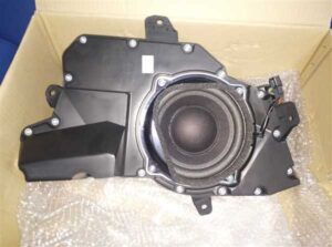 zamena-shtatnogo-sabvufera-kia-sorento-xm-fl