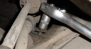 zamena-zadnix-vtulok-stabilizatora-kia-sid-2010