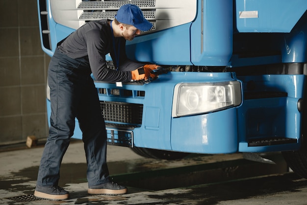 kamaz-5490-prichini-i-ustranenie-lyufta-v-podshipnike-rulevogo-kardana