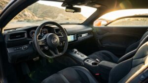 Cool_car_interior_in_sunlight_20261023170533_2